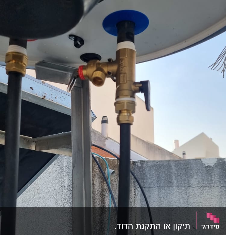 שסתום ומחברים על דוד שמש על גג